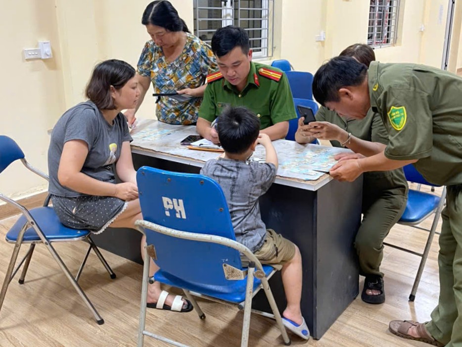 Công an xã Kiến Minh tổ chức trả thẻ Căn cước cho trẻ em, kích hoạt định danh điện tử và tích hợp giấy tờ trên ứng dụng VNeID